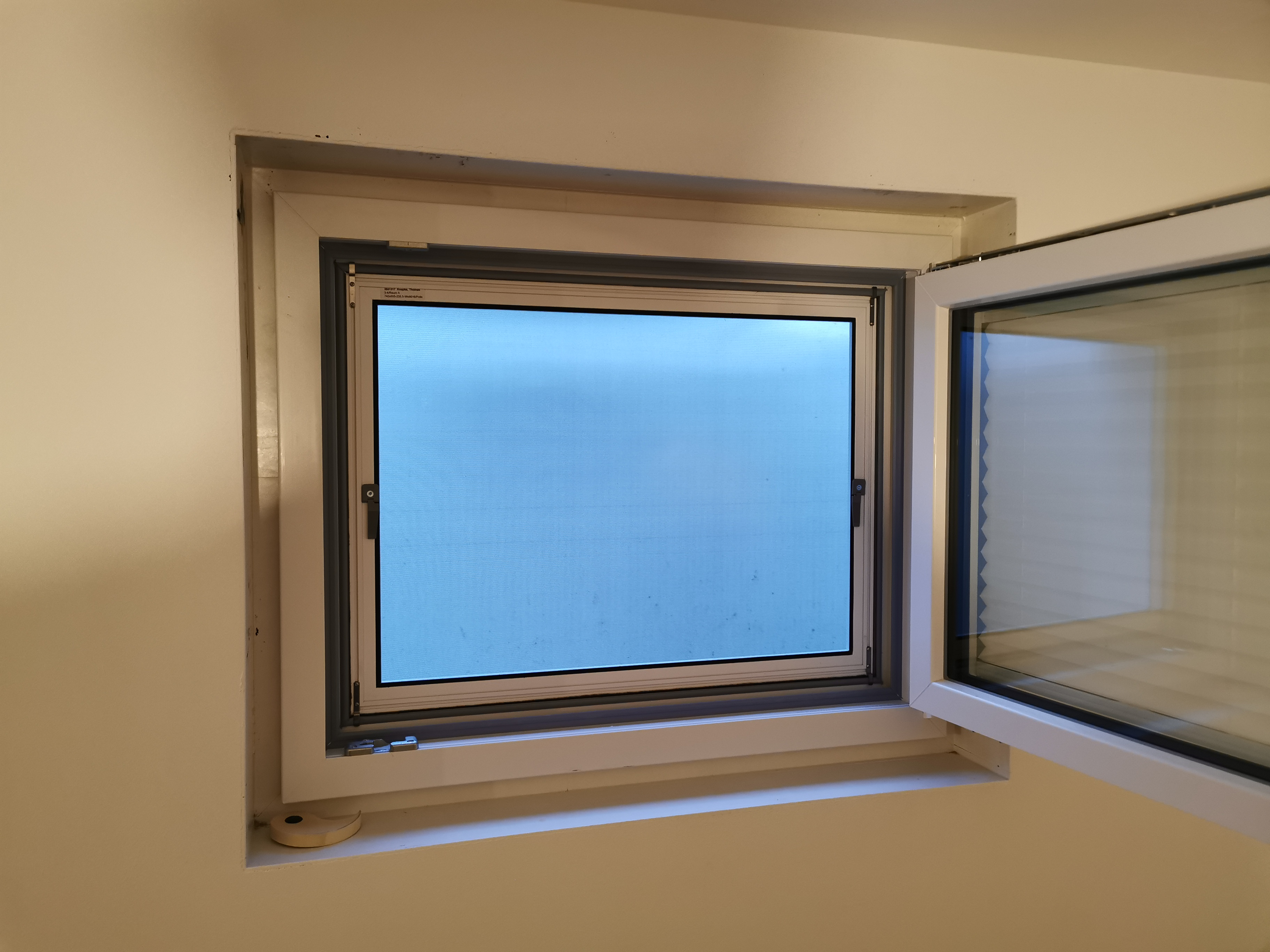 Fliegengitter für Kunststofffenster von innen einhängen