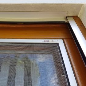Fliegengitter für Holzfenster mit Regenschiene | Flairline-FS